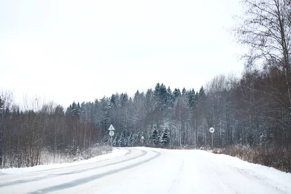 Χειμερινό Τοπίο Των Χωρικών Πεδίων Και Των Δρόμων Στο Χιόνι — Φωτογραφία Αρχείου