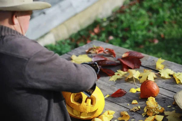 Sonbahar Gelenekleri Cadılar Bayramı Hazırlıkları Doğada Bir Masada Balkabağından Yapılmış — Stok fotoğraf