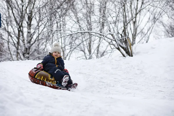 Barn Parken Vintern Barn Leker Med Snö Lekplatsen Skulpterar Snögubbar — Stockfoto