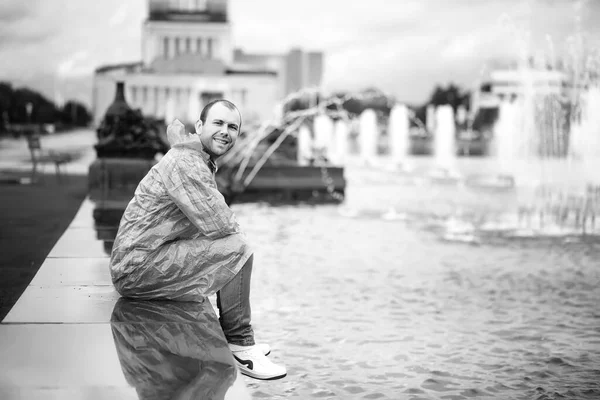 雨の日にはコートを着た男が — ストック写真