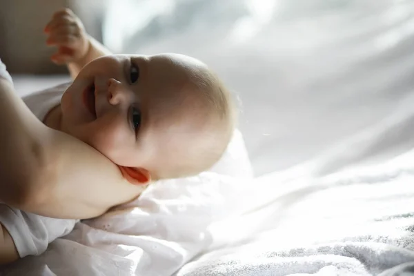 Concepto Maternidad Una Joven Madre Alimenta Pequeño Bebé Primer Señuelo — Foto de Stock