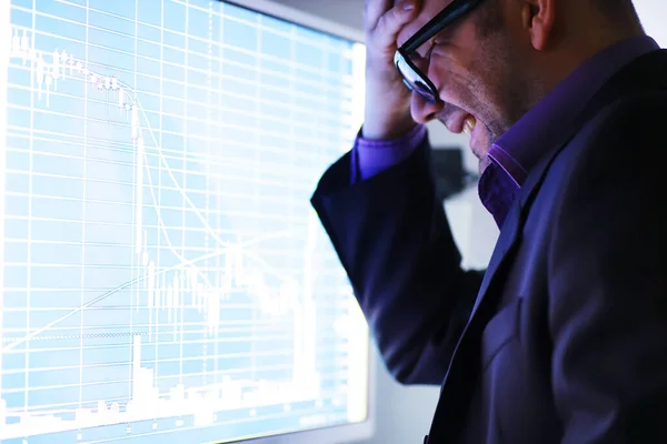 Ein Geschäftsmann Betrachtet Eine Grafik Auf Einem Monitor Ein Börsenmakler — Stockfoto