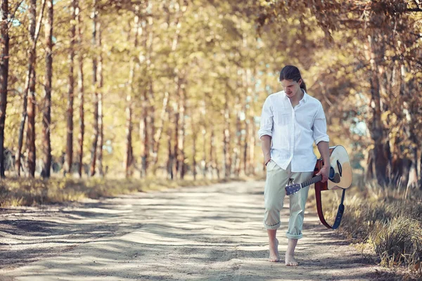 Uomo Con Una Chitarra Giorno Estate All Aperto — Foto Stock