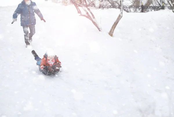 Діти Парку Взимку Діти Грають Снігом Дитячому Майданчику Вони Літають — стокове фото