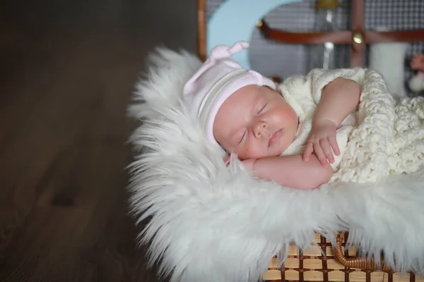 Baby Pasgeboren Slapen Verpakt Een Warme Blanke — Stockfoto