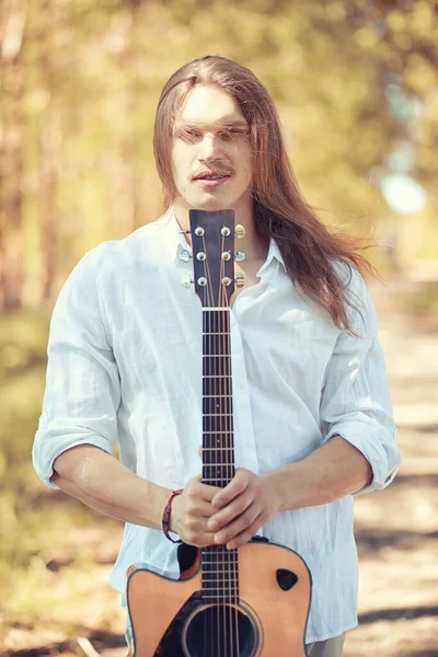 Homem Com Uma Guitarra Dia Verão Livre — Fotografia de Stock