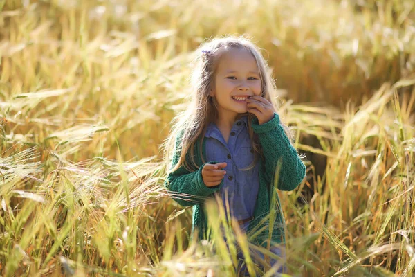 Eine Junge Mutter Mit Ihrer Tochter Auf Einem Spaziergang Weizenfeldern — Stockfoto