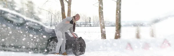 Ein Mann Der Nähe Eines Kaputten Autos Einem Kalten Wintertag — Stockfoto