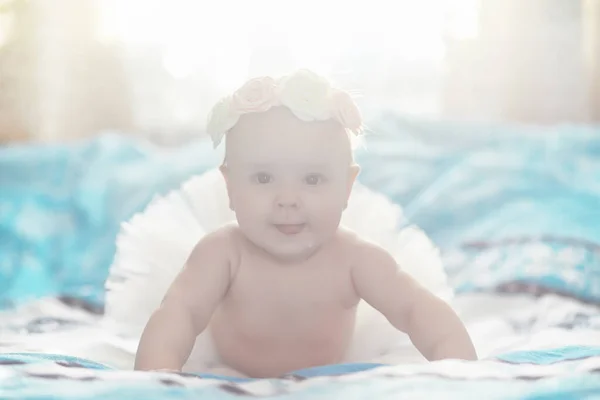 Een Pasgeboren Baby Ligt Een Zacht Bed Emoties Van Kinderen — Stockfoto