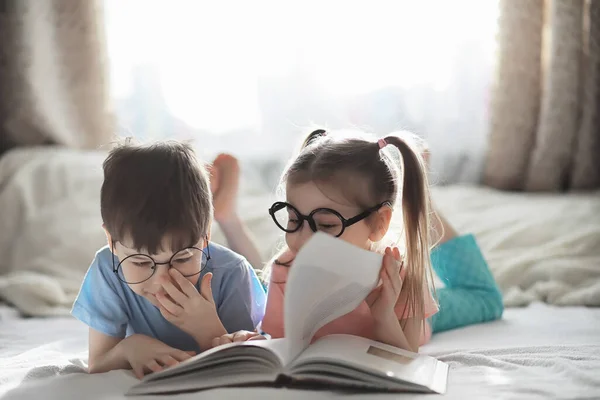 Kinderen Liggen Het Bed Naast Pasgeboren Baby Zusje Emoties Van — Stockfoto