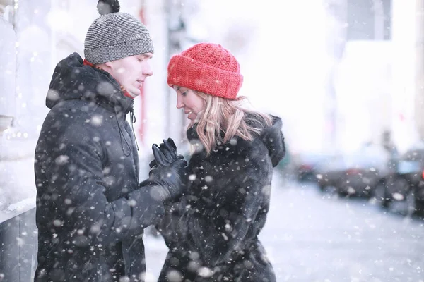 Pareja Joven Caminando Por Ciudad Invierno — Foto de Stock