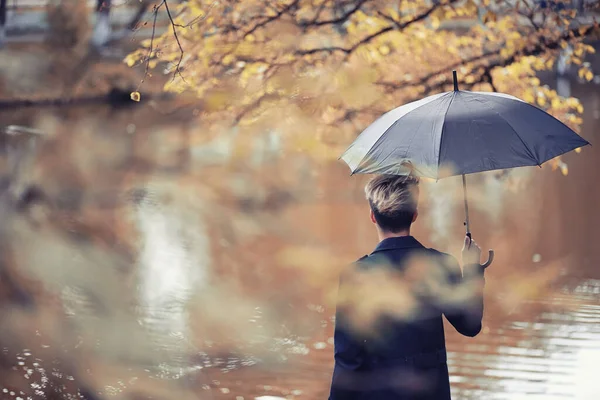 Podzimní Park Deštivém Počasí Mladý Muž Deštníkem — Stock fotografie