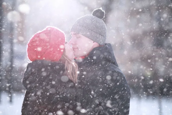 Jovem Casal Caminhando Pela Cidade Inverno — Fotografia de Stock