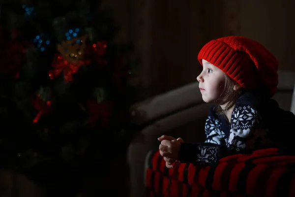 Little Girl Red Hat Waiting Santa Claus — Stock Photo, Image