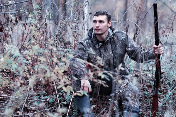 Человек Камуфляже Охотничьей Винтовкой Лесу Пружинной Гуне — стоковое фото