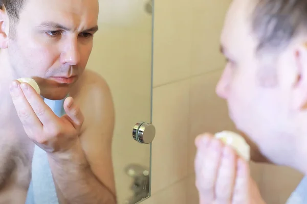 Ένας Άντρας Ξυρίζεται Στο Μπάνιο Πρωί Πριν Δουλειά — Φωτογραφία Αρχείου