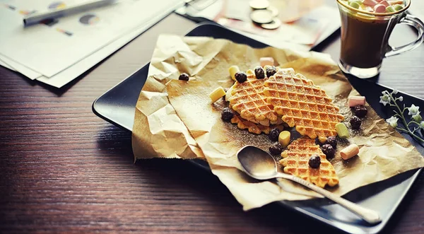 ウィーンのワッフルと具材 コーヒーテーブル 休日のための朝食のための香りのクッキーのセット — ストック写真