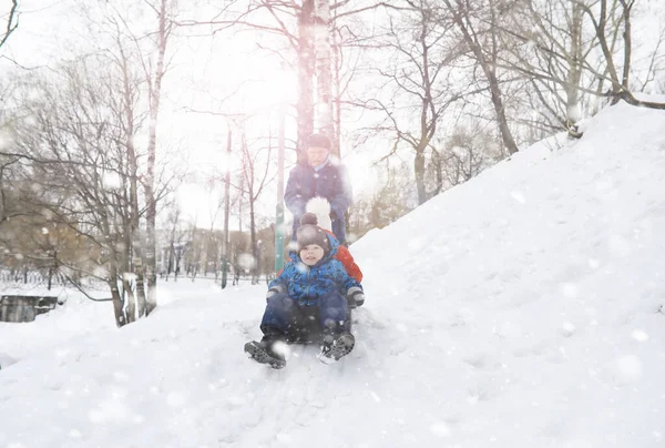 Barn Parken Vintern Barn Leker Med Snö Lekplatsen Skulpterar Snögubbar — Stockfoto