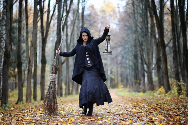 Egy Egy Sűrű Erdő Egy Rituálét Witch Öltönyt — Stock Fotó