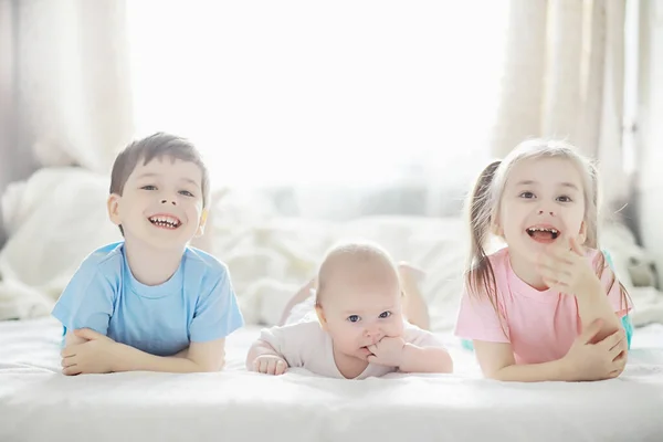 Kinderen Liggen Het Bed Naast Pasgeboren Baby Zusje Emoties Van — Stockfoto