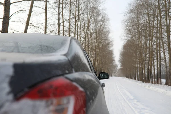 Samochód Śnieżnej Zimowej Drodze Polach — Zdjęcie stockowe