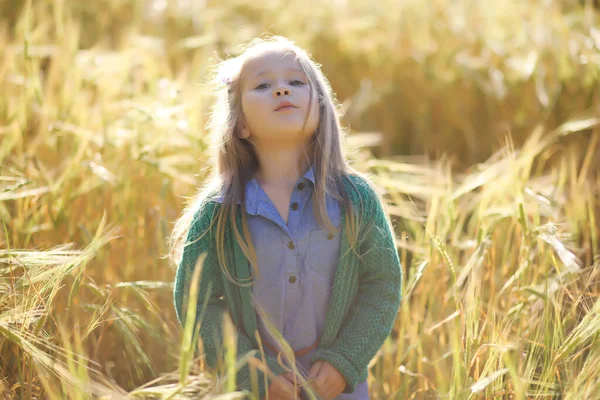 Eine Junge Mutter Mit Ihrer Tochter Auf Einem Spaziergang Weizenfeldern — Stockfoto