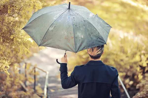 Autunno Parco Con Tempo Piovoso Giovane Con Ombrello — Foto Stock