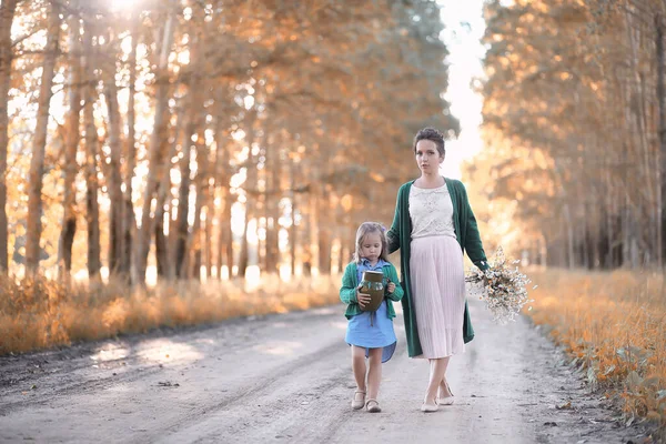Beautiful Young Mother Daughter Walking Road — Stock Photo, Image