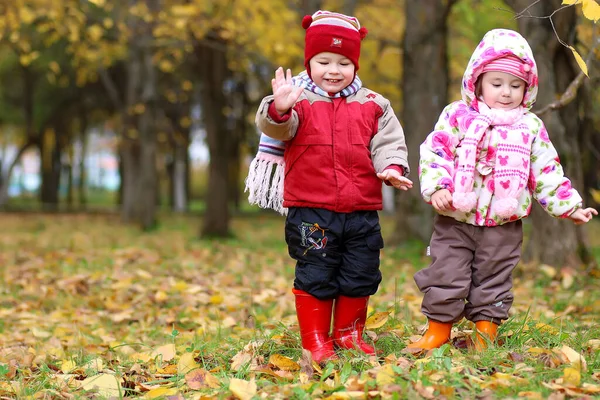 秋の散歩を楽しんでいる子供たちは — ストック写真