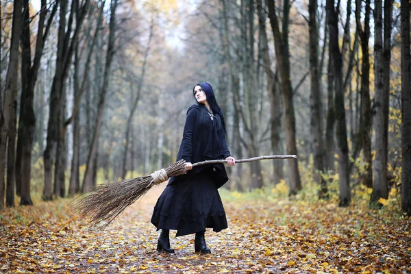 Bir Kadın Bir Ritüel Üzerinde Yoğun Bir Orman Içinde Bir — Stok fotoğraf