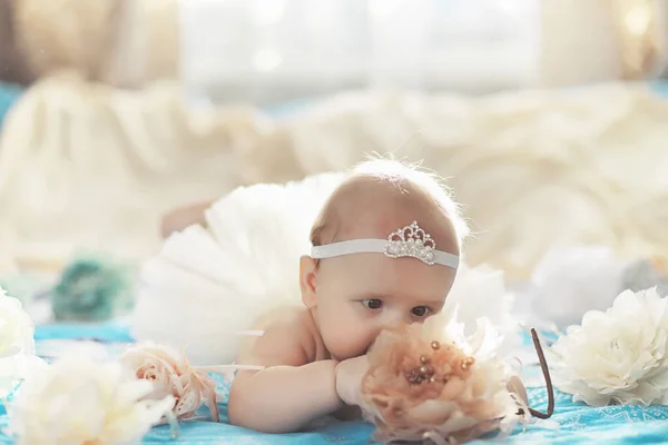 Bebé Recién Nacido Está Acostado Una Cama Blanda Emociones Infantiles — Foto de Stock