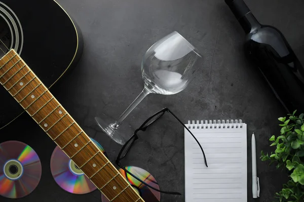 Gitara Akcesoria Tle Kamienia Muzyk Biurowy Słuchawki Mikrofon Inne — Zdjęcie stockowe