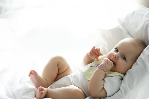 Moederschap Concept Een Jonge Moeder Voedt Haar Kleine Baby Eerste — Stockfoto