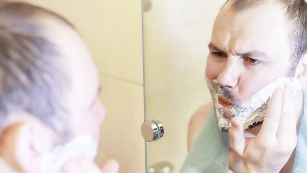 Homem Faz Barba Banheiro Pela Manhã Antes Trabalho — Fotografia de Stock