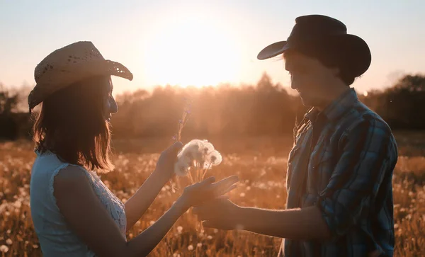 Couple Jeune Homme Une Fille Marchent Dans Prairie Automne — Photo