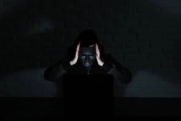 Hacker Svart Mask Och Huva Vid Bordet Framför Monito — Stockfoto