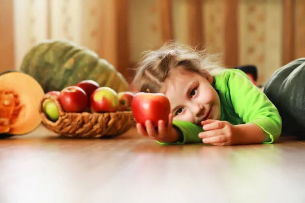 Små Barn Väljer Pumpa Höst Barnet Sitter Jättepumpan Pumpa Traditionella — Stockfoto