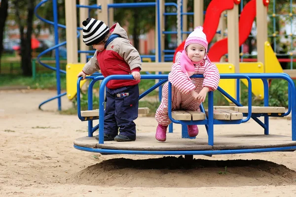 Sokaktaki çocuklar oyun alanında oynuyorlar.