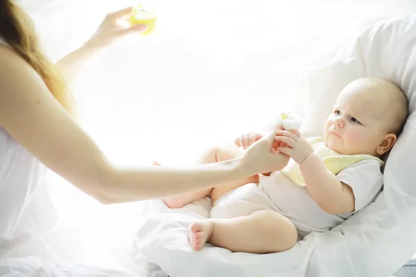 Concepto Maternidad Una Joven Madre Alimenta Pequeño Bebé Primer Señuelo — Foto de Stock