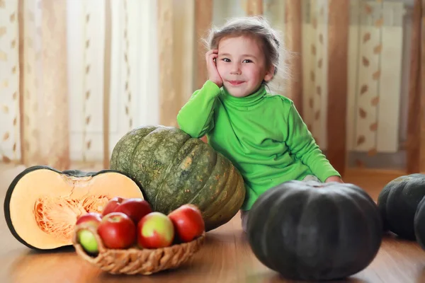 Niño Pequeño Escogen Calabaza Otoño Niño Sentado Calabaza Gigante Calabaza — Foto de Stock