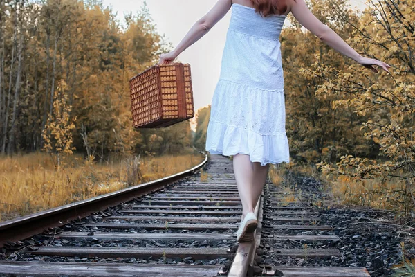 Niña Del Parque Otoño Vestido Blanco Una Maleta Mimbre Caminando — Foto de Stock