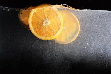 Olgun tatlı portakala su damlaları. Metnin için kopyalama alanı olan yeni Mandarin arkaplanı. Vejetaryen ve vejetaryen kavramı.