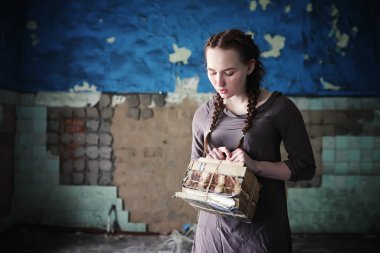 Eski defterleri olan genç bir kız.