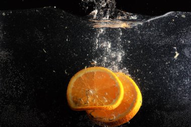 Olgun tatlı portakala su damlaları. Metnin için kopyalama alanı olan yeni Mandarin arkaplanı. Vejetaryen ve vejetaryen kavramı.