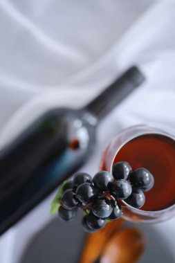 Üzüm kırmızısı, yarı kuru şarap. Sevgililer Günü konsepti geçmişi. Tatil hediyesi. Tatlı köpüklü şarap..