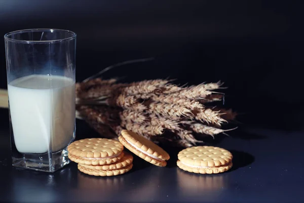 Biscuit Croquant Frais Avec Blé Gluten Sur Une Table Noire — Photo