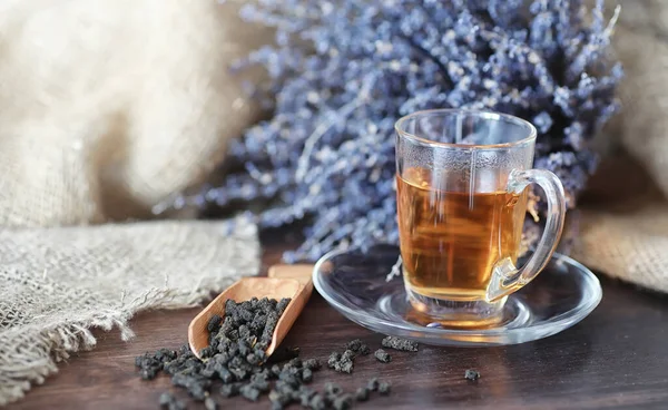 Főzött Tea Egy Tálalóasztalon Brewinnal — Stock Fotó