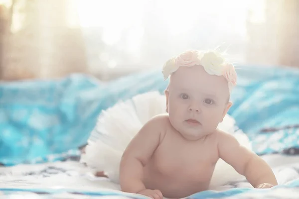 Bebê Recém Nascido Está Deitado Uma Cama Macia Emoções Infantis — Fotografia de Stock