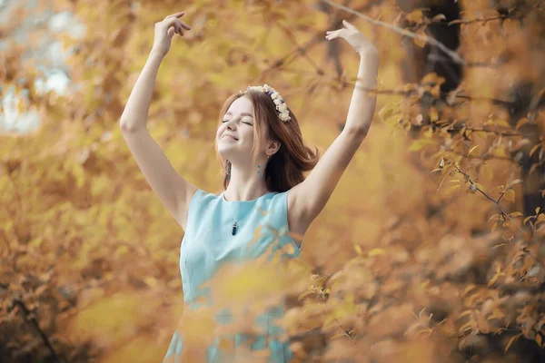 Jeune Fille Promenade Dans Parc Automne — Photo