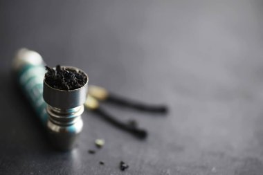 Yasal uyuşturucular. Tıbbi reçeteli sigara ilaçları. Sigara piposu. Bir paket narkotik ot..